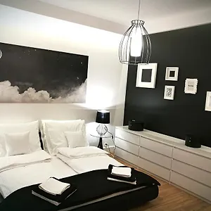 https://blackwhite-apartment-wierzbowa-5.poznan-hotels.com